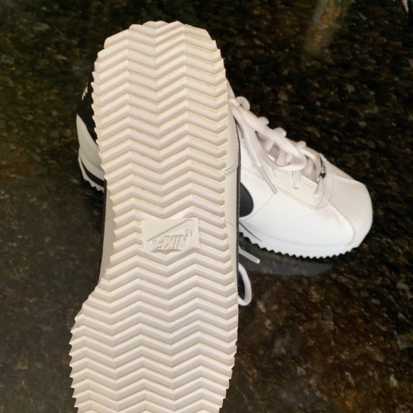 Nike shoes (kids size 4 - Picture 4 of 4